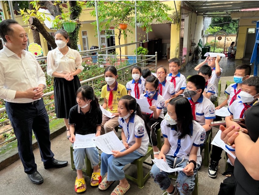 PGS. TS. Trần Cao Bính cùng các em học sinh nhà trường